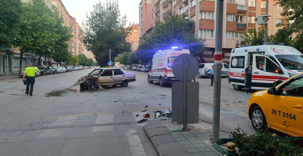 Eskişehir'de sabah saatlerinde meydana gelen trafik kazasında, 2 kişi ağır olmak üzere 5 kişi yaralanarak hastaneye sevk edildi. Kazada çarpışan araçlar ise kullanılamaz geldi.