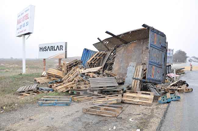 Eskişehir’de iki kamyonun çarpışması sonucu meydana gelen trafik kazasında 1’i ağır 3 kişi yaralandı.