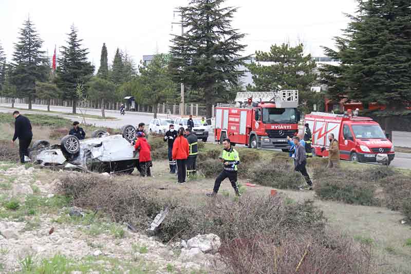 Bursa istikametine giden Hamit Ç. idaresindeki 16 AJT 511 plakalı otomobil, kontrolden çıkarak karayolu kenarındaki eğimli araziye daldı. 