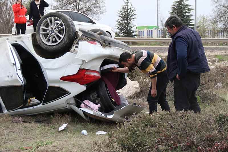 İhbar üzerine olay yerine çok sayıda ambulans ile itfaiye ve trafik ekibi sevk edildi. 