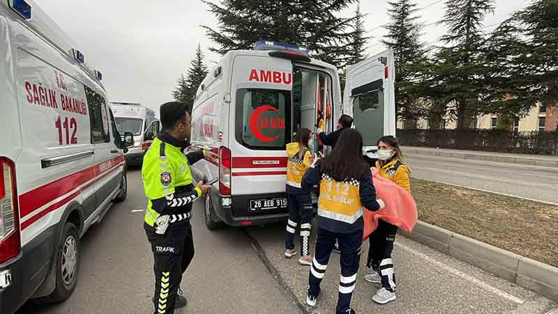 Kazada yaralanan Hamit Ç., Hüseyin Ç., Süleyman Ç., Songül Ç., Ecrin Ç. ve bebek Evra Ç. 112 Acil Servis ekiplerince ambulanslarla kentteki hastanelere kaldırıldı. 