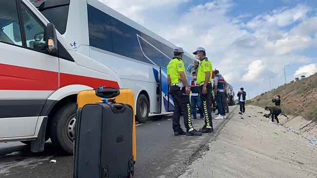 Eskişehir’de bir yolcu otobüsünün çekiciye arkadan çarpması sonucu meydana gelen trafik kazasında 12 kişi yaralandı. Yaralıların hayati tehlikesi bulunmazken, araç içerisinde sıkışan şoför ve muavin itfaiye ekipleri tarafından kurtarıldı.