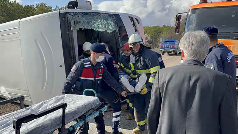 Eskişehir’den Afyonkarahisar’da bulunan cezaevine mahkum taşıyan otobüsün devrilmesi sonucu meydana gelen kazada 4’ü jandarma personeli 6 kişi yaralandı.