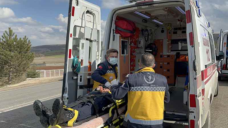 Eskişehir’den Afyonkarahisar’da bulunan cezaevine mahkum taşıyan otobüsün devrilmesi sonucu meydana gelen kazada 4’ü jandarma personeli 6 kişi yaralandı.