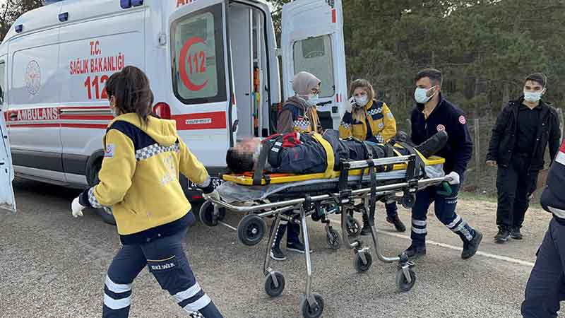 Eskişehir’den Afyonkarahisar’da bulunan cezaevine mahkum taşıyan otobüsün devrilmesi sonucu meydana gelen kazada 4’ü jandarma personeli 6 kişi yaralandı.