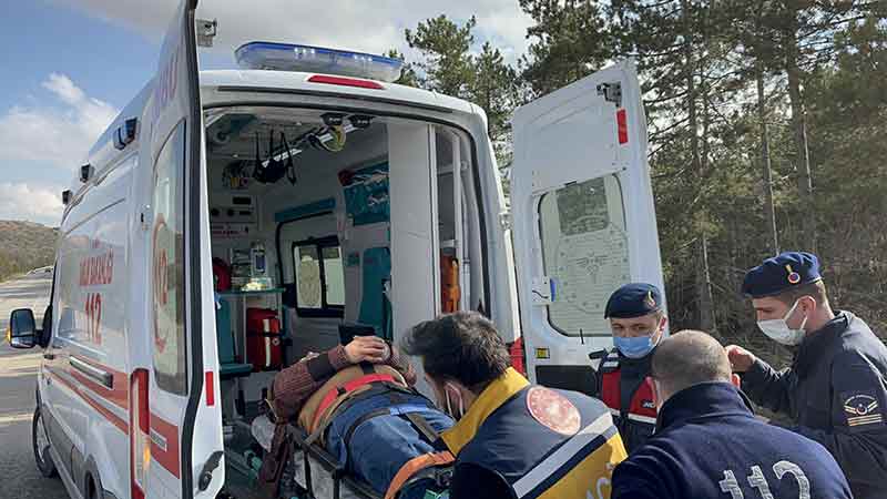 Devrilen otobüs, yol kenarında adeta asılı kalarak şarampole yuvarlanmaktan son anda kurtulmuş oldu.