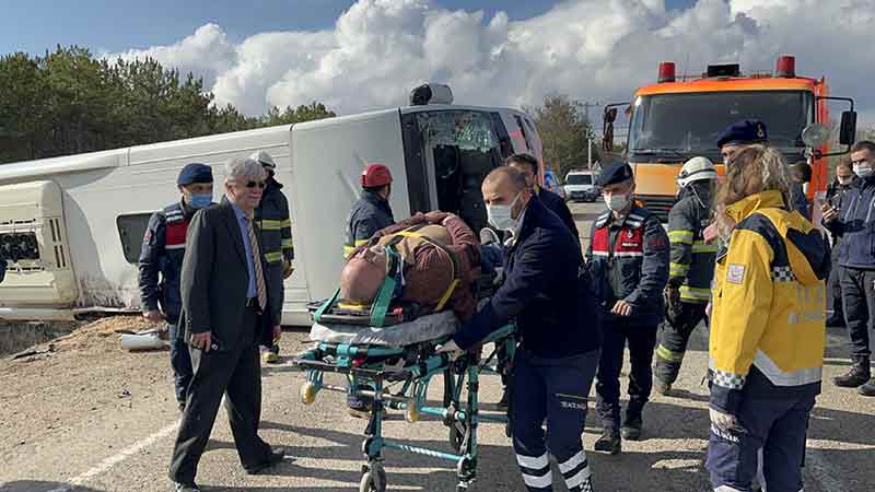 İtfaiye ekiplerinin uğraşları sonucu devrilen otobüste sıkıştıkları yerlerden çıkarılan yaralılar, olay yerine gelen ambulanslar ile çevredeki hastanelere kaldırıldı.