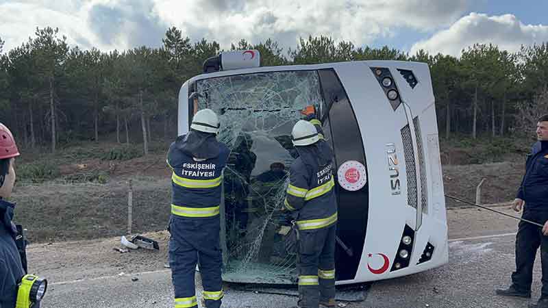 Eskişehir’den Afyonkarahisar’da bulunan cezaevine mahkum taşıyan otobüsün devrilmesi sonucu meydana gelen kazada 4’ü jandarma personeli 6 kişi yaralandı.