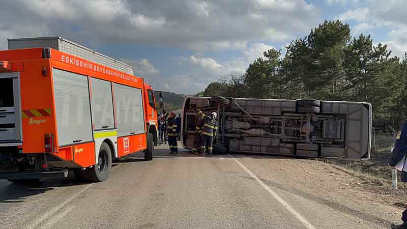 Eskişehir’den Afyonkarahisar’da bulunan cezaevine mahkum taşıyan otobüsün devrilmesi sonucu meydana gelen kazada 4’ü jandarma personeli 6 kişi yaralandı.