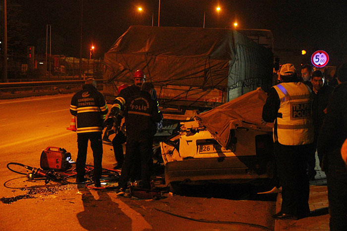 Eskişehir’de bir aracın tıra arkadan çarpması sonucu meydana gelen trafik kazasında 1 kişi hayatını kaybetti. 