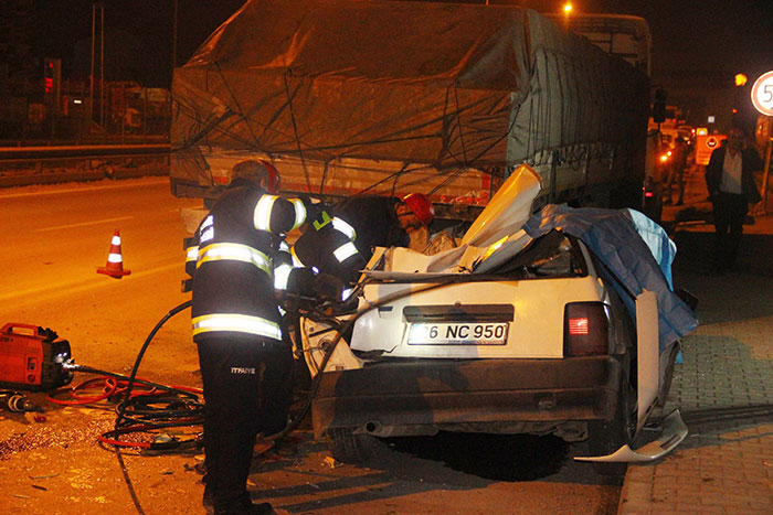 Eskişehir’de bir aracın tıra arkadan çarpması sonucu meydana gelen trafik kazasında 1 kişi hayatını kaybetti. 