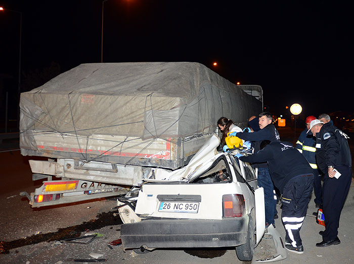 Eskişehir’de bir aracın tıra arkadan çarpması sonucu meydana gelen trafik kazasında 1 kişi hayatını kaybetti. 