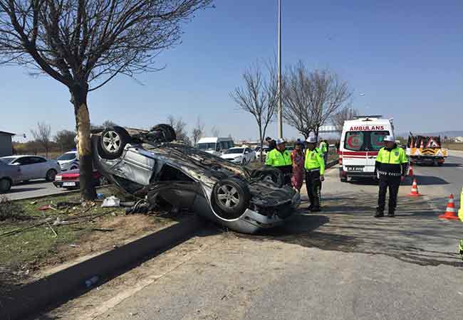 Eskişehir'de, bir otomobilin iş makinesine çarpması sonucu meydana gelen trafik kazasında 1 kişi hayatını kaybetti.