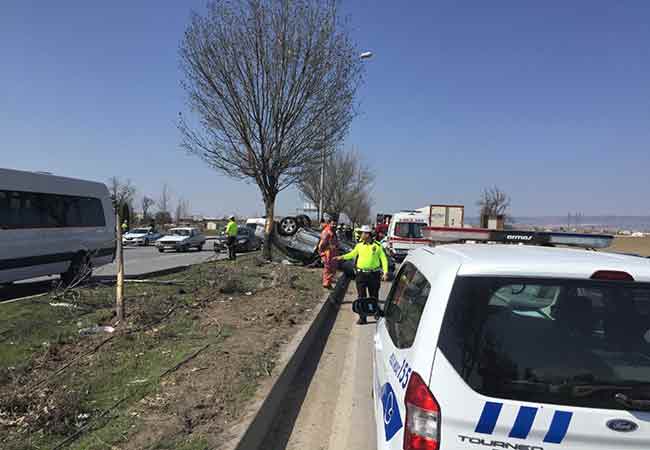 Eskişehir'de, bir otomobilin iş makinesine çarpması sonucu meydana gelen trafik kazasında 1 kişi hayatını kaybetti.