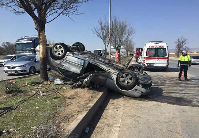 Eskişehir'de, bir otomobilin iş makinesine çarpması sonucu meydana gelen trafik kazasında 1 kişi hayatını kaybetti.