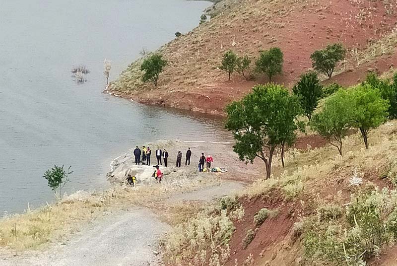 Eskişehir’de sulama göletine giren 18 yaşındaki gencin cansız bedenine ulaşıldı.