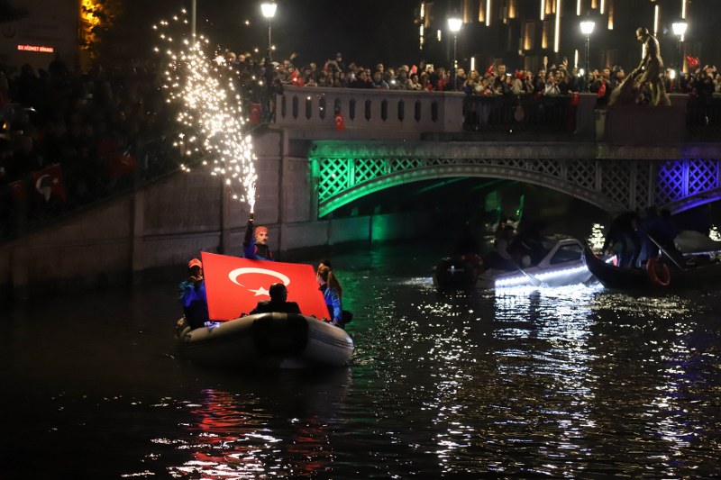 Cumhuriyet’in kuruluşunun 95. yıl dönümü kutlamaları akşam Porsuk Çayı’nda düzenlenen botlarla fener alayı, havai fişek ve Flyboard gösterisi ile tamamlandı. Köprü üstleri ve Porsuk Çayı kıyılarını dolduran binlerce Eskişehirli marşlara büyük bir coşkuyla eşlik etti. 
