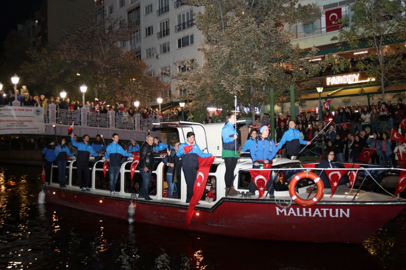 Cumhuriyet’in kuruluşunun 95. yıl dönümü kutlamaları akşam Porsuk Çayı’nda düzenlenen botlarla fener alayı, havai fişek ve Flyboard gösterisi ile tamamlandı. Köprü üstleri ve Porsuk Çayı kıyılarını dolduran binlerce Eskişehirli marşlara büyük bir coşkuyla eşlik etti. 
