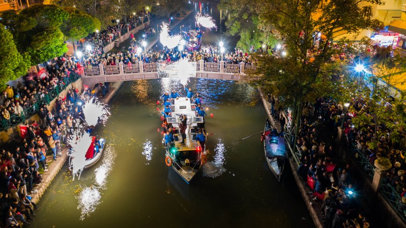 Cumhuriyet’in kuruluşunun 95. yıl dönümü kutlamaları akşam Porsuk Çayı’nda düzenlenen botlarla fener alayı, havai fişek ve Flyboard gösterisi ile tamamlandı. Köprü üstleri ve Porsuk Çayı kıyılarını dolduran binlerce Eskişehirli marşlara büyük bir coşkuyla eşlik etti. 
