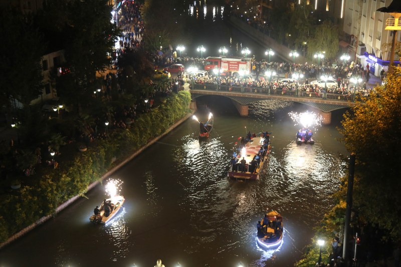 Cumhuriyet’in kuruluşunun 95. yıl dönümü kutlamaları akşam Porsuk Çayı’nda düzenlenen botlarla fener alayı, havai fişek ve Flyboard gösterisi ile tamamlandı. Köprü üstleri ve Porsuk Çayı kıyılarını dolduran binlerce Eskişehirli marşlara büyük bir coşkuyla eşlik etti. 
