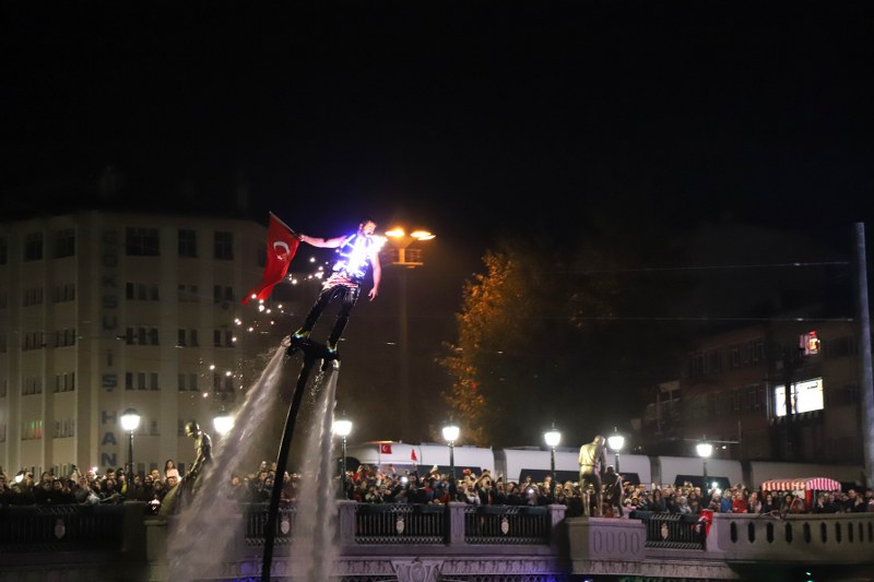 Cumhuriyet’in kuruluşunun 95. yıl dönümü kutlamaları akşam Porsuk Çayı’nda düzenlenen botlarla fener alayı, havai fişek ve Flyboard gösterisi ile tamamlandı. Köprü üstleri ve Porsuk Çayı kıyılarını dolduran binlerce Eskişehirli marşlara büyük bir coşkuyla eşlik etti. 
