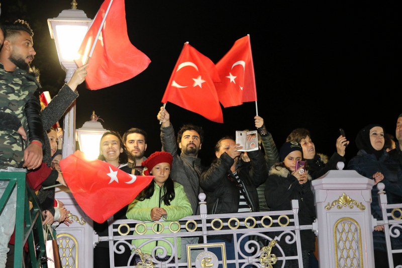 Cumhuriyet’in kuruluşunun 95. yıl dönümü kutlamaları akşam Porsuk Çayı’nda düzenlenen botlarla fener alayı, havai fişek ve Flyboard gösterisi ile tamamlandı. Köprü üstleri ve Porsuk Çayı kıyılarını dolduran binlerce Eskişehirli marşlara büyük bir coşkuyla eşlik etti. 
