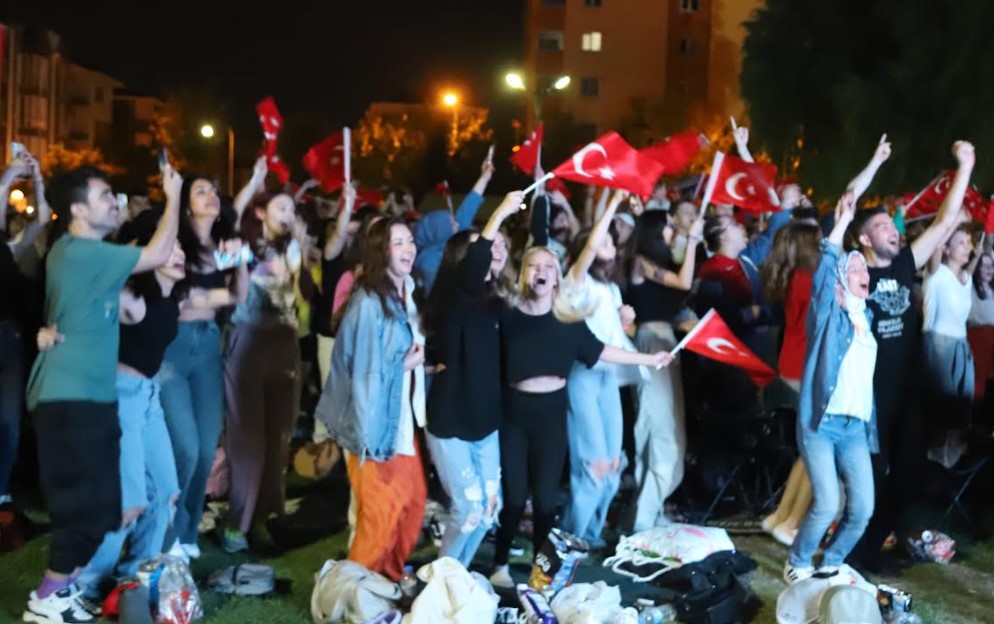 Şampiyonanın yarı final maçı olan İtalya karşısında 2-1 geriye düştüğü maçı 3-2 çevirmeyi başaran A Milli Kadın Voleybol Takımımızı tezahüratları ve alkışları ile destekleyen Eskişehirliler, maçın tamamlanmasıyla birlikte sevinç yumağına döndüler.