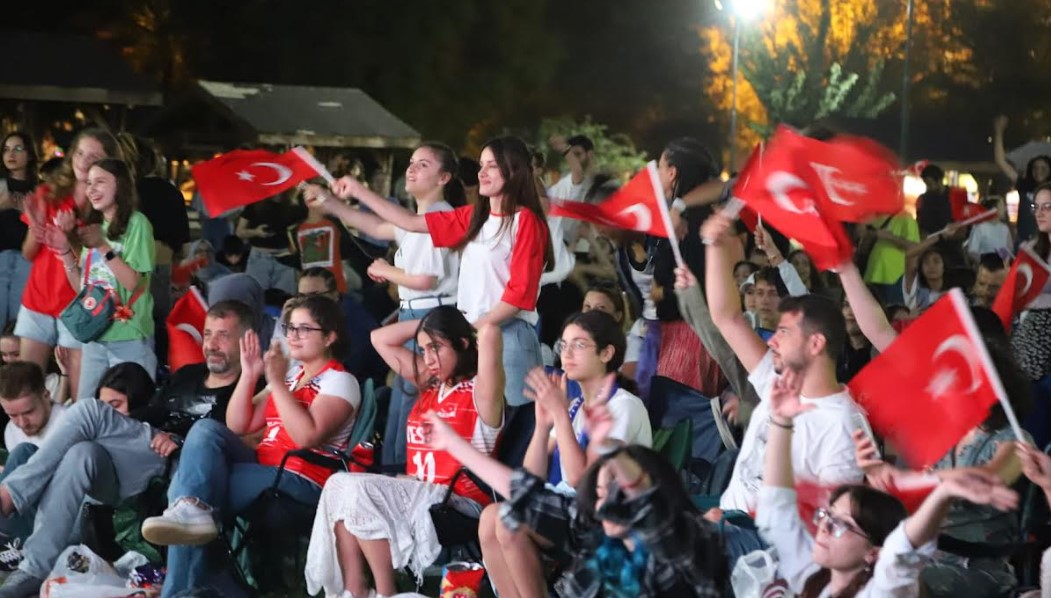 Eskişehir Büyükşehir Belediyesi, Türkiye A Milli Kadın Voleybol Takımımızın 2023 CEV Avrupa Şampiyonası’nda finale yükseldiği İtalya karşılaşmasının heyecanını kurduğu dev ekran ile Eskişehirlilere yaşattı. Büyük heyecana sahne olan maçta milli takımımızın maç sayısını alarak finale yükselmesiyle Eskişehirliler büyük sevinç yaşadı.