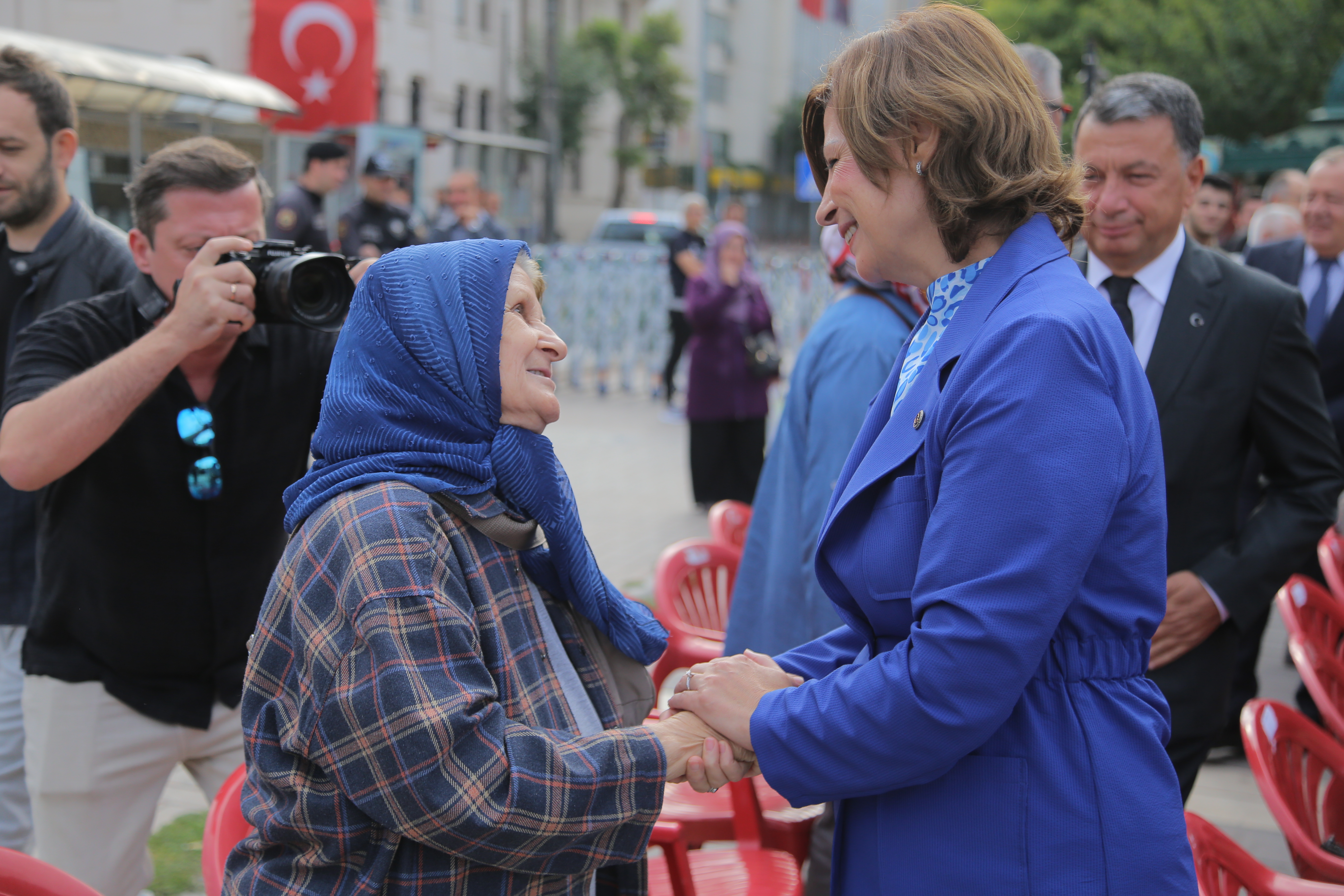 19 Eylül Gaziler Günü dolayısıyla Eskişehir’de anlam dolu bir tören gerçekleştirildi. Vilayet Meydanı’ndaki etkinlikte, Vali Yardımcısı Okan Leblebicier, Muharip Hava Kuvveti Komutanı Hava Orgeneral İsmail Güneykaya ve Büyükşehir Belediye Başkanı Ayşe Ünlüce, Atatürk Anıtı’na çelenk bıraktı. Saygı duruşu ve İstiklal Marşı'nın okunmasının ardından Türkiye Muharip Gaziler Derneği Başkanı Ekrem Dumlu, gazilerin önemine vurgu yaptı.

Törene katılan CHP Milletvekilleri, askeri erkan, gaziler ve şehit yakınları, bu özel günde bir araya gelerek kahramanlarımızı anma fırsatı buldu. Etkinlik, Bando ve Bayrak kıtası eşliğinde Vişnelik Hava Şehitliği’ne yapılan yürüyüşle son buldu. Gaziler Günü’nde, kahramanlar bir kez daha unutulmadı.

