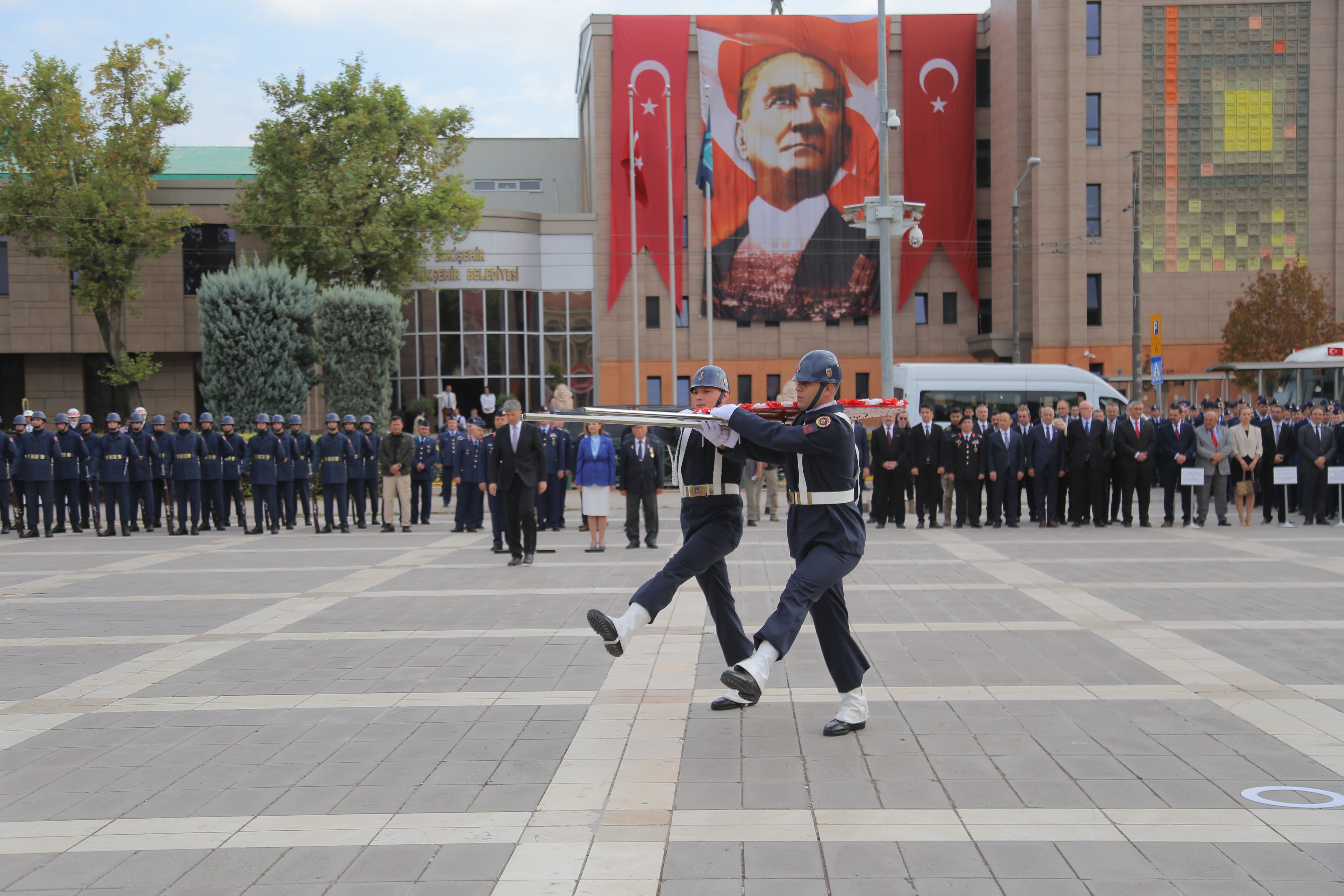 19 Eylül Gaziler Günü dolayısıyla Eskişehir’de anlam dolu bir tören gerçekleştirildi. Vilayet Meydanı’ndaki etkinlikte, Vali Yardımcısı Okan Leblebicier, Muharip Hava Kuvveti Komutanı Hava Orgeneral İsmail Güneykaya ve Büyükşehir Belediye Başkanı Ayşe Ünlüce, Atatürk Anıtı’na çelenk bıraktı. Saygı duruşu ve İstiklal Marşı'nın okunmasının ardından Türkiye Muharip Gaziler Derneği Başkanı Ekrem Dumlu, gazilerin önemine vurgu yaptı.

Törene katılan CHP Milletvekilleri, askeri erkan, gaziler ve şehit yakınları, bu özel günde bir araya gelerek kahramanlarımızı anma fırsatı buldu. Etkinlik, Bando ve Bayrak kıtası eşliğinde Vişnelik Hava Şehitliği’ne yapılan yürüyüşle son buldu. Gaziler Günü’nde, kahramanlar bir kez daha unutulmadı.

