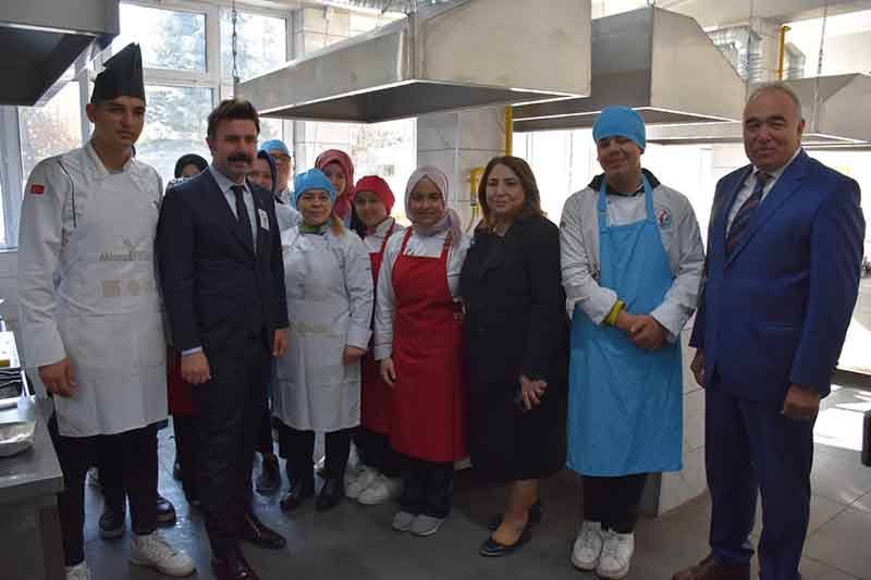 Yiyecek İçecek Hizmetleri Alanı Atölyesi'nin geçen yıl yenilenmesinin ardından 5 öğretmen ve bir usta öğretici gözetimindeki 150 öğrenci, haftada 22 saat uygulamalı mutfak eğitimi almaya başladı.