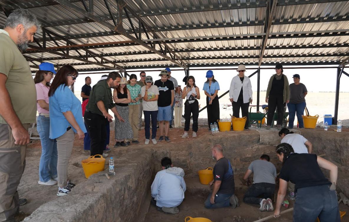 Seyitgazi İlçesi'ne bağlı Yenikent mahallesinin 1300 m güneyinde yer alan ve günümüzden 5 bin 200 yıl öncesi yaşama dair çok önemli buluntulara ulaşılan kazı alanında çalışmalar devam ediyor. 