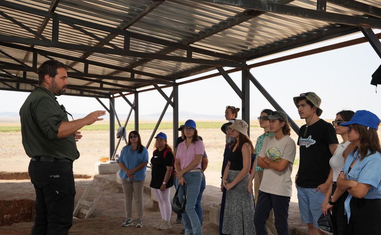 Etkinlikte gençlere Büyükşehir Belediyesi Sosyal Hizmetler Dairesi Başkanı Hale Kargın ile Kültür ve Sosyal İşler Dairesi Başkanlığı Özden Yılmaz da eşlik etti.