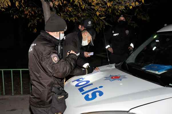 Grubun ateşi söndürmeyeceğiniz demesi üzerine durum polise bildirdi.