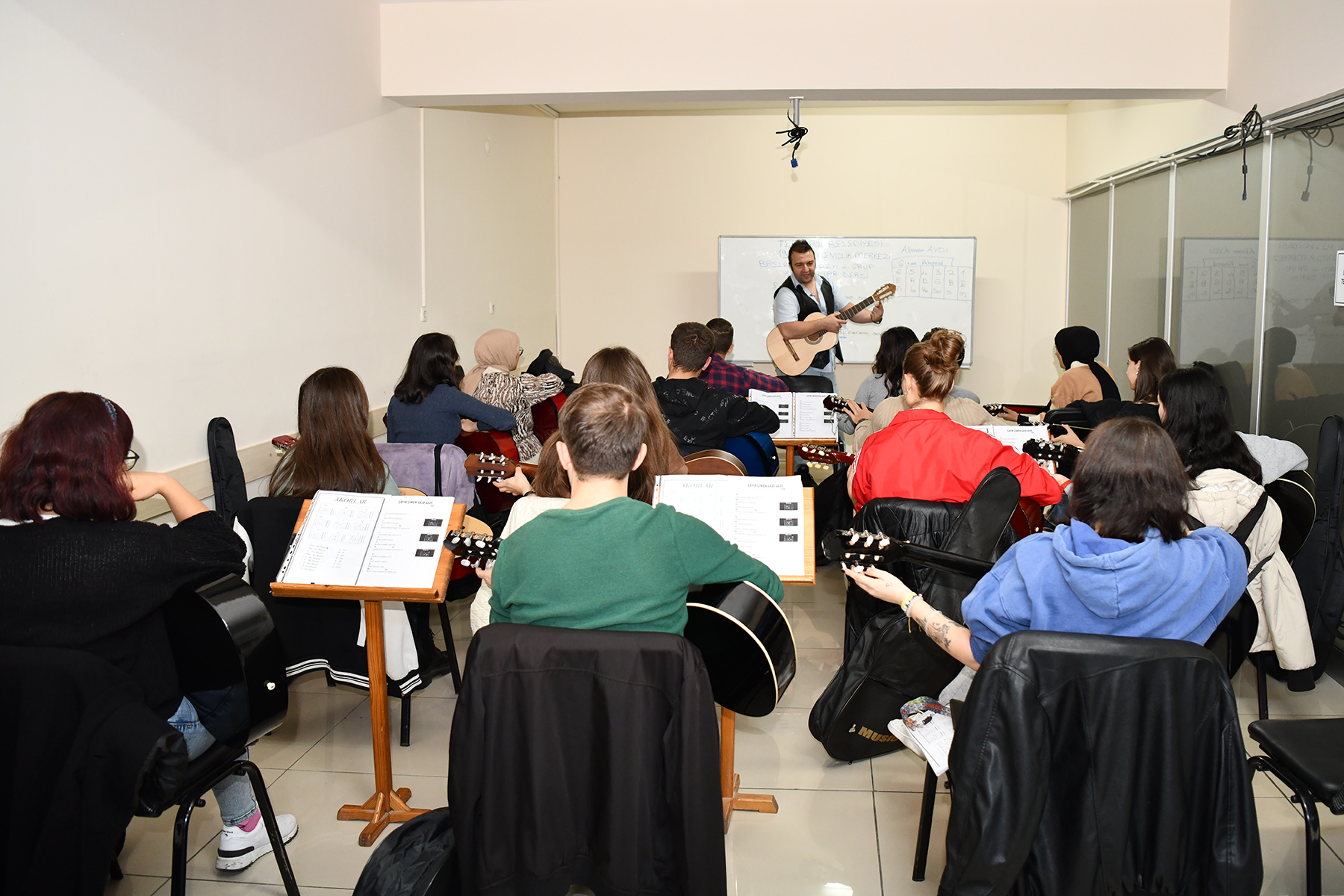 Eskişehir'de Tepebaşı Belediyesi’nin gençlerin hizmetine sunduğu Gençlik Merkezleri, bu yıl 13. yaşını kutlarken her yıl on binlerce gencin gelişimine destek olmayı ve geleceklerine katkı sağlamaya sürdürüyor. Gençlik Merkezlerinden bugüne kadar eğitim alan gençlerin sayısı 456 bin 222’ye ulaştı.