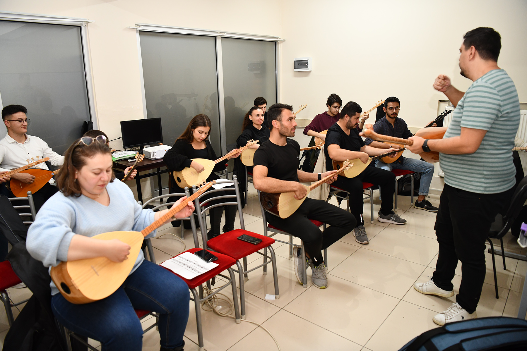 Gençler, ağırlaşan ekonomik şartlar nedeniyle bu hizmetlerin bütçelerine katkı sağladığını da ifade ediyor. Sıcak çorba ikramı 5 bin kişiye, ‘Gel Beraber Olsun’ sloganıyla verilen ücretsiz akşam yemeği de 90 bin öğrenciye ulaştı.