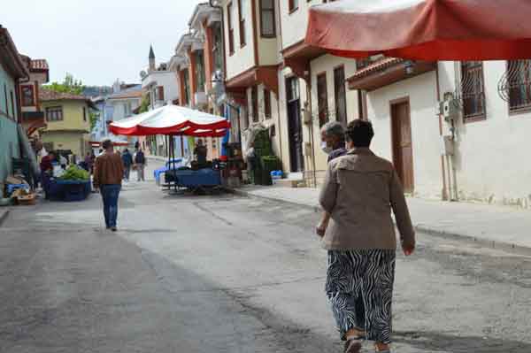 Bir hafta sonra yeniden satışa başlayan pazarcı Halil Arslan, pazarın gününde kurulmaması sebebiyle vatandaşın konudan pek fazla haber olmadığını anlattı. 