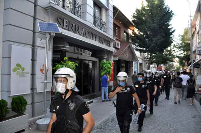 Eskişehir'de Adalar Porsuk Mevkii'nde yapılmak istenen Eskişehir 1. Onur Yürüyüşü'ne polis izin vermedi. Biri avukat 20 kişi gözaltına alındı.  Haber ve fotoğraflar: MELTEM KARAKAŞ KAYA