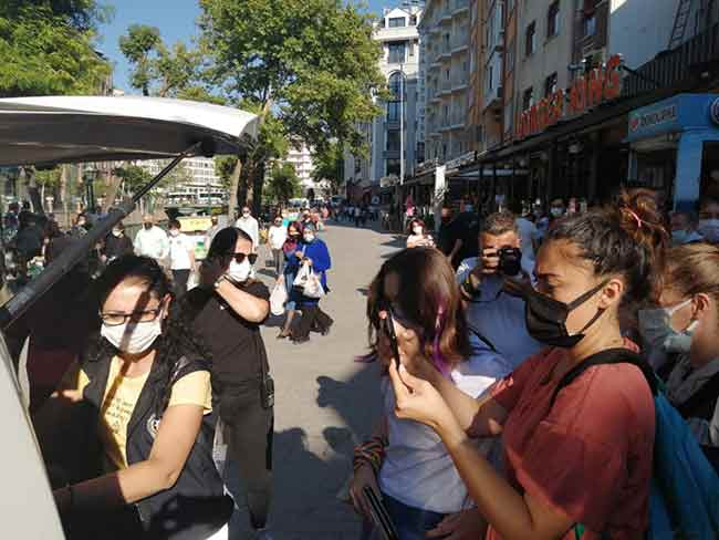 Eskişehir'de Adalar Porsuk Mevkii'nde yapılmak istenen Eskişehir 1. Onur Yürüyüşü'ne polis izin vermedi. Biri avukat 20 kişi gözaltına alındı.  Haber ve fotoğraflar: MELTEM KARAKAŞ KAYA