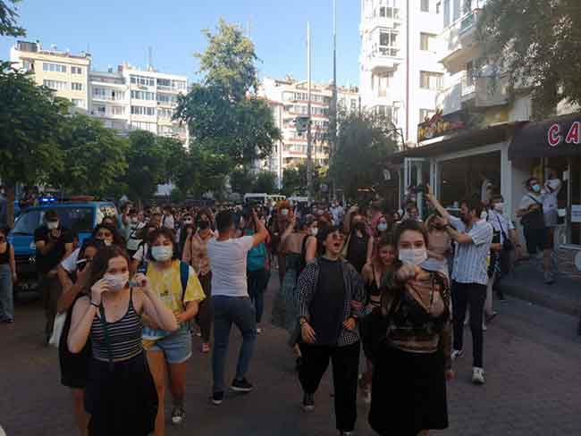 Eskişehir'de Adalar Porsuk Mevkii'nde yapılmak istenen Eskişehir 1. Onur Yürüyüşü'ne polis izin vermedi. Biri avukat 20 kişi gözaltına alındı.  Haber ve fotoğraflar: MELTEM KARAKAŞ KAYA