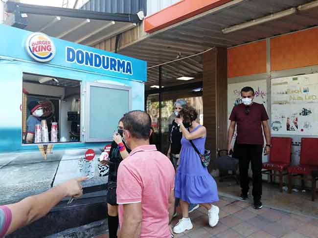 Eskişehir'de Adalar Porsuk Mevkii'nde yapılmak istenen Eskişehir 1. Onur Yürüyüşü'ne polis izin vermedi. Biri avukat 20 kişi gözaltına alındı.  Haber ve fotoğraflar: MELTEM KARAKAŞ KAYA