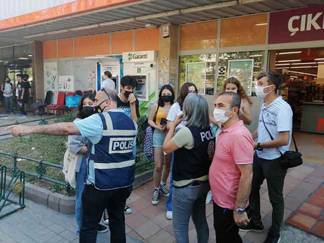 Eskişehir'de Adalar Porsuk Mevkii'nde yapılmak istenen Eskişehir 1. Onur Yürüyüşü'ne polis izin vermedi. Biri avukat 20 kişi gözaltına alındı.  Haber ve fotoğraflar: MELTEM KARAKAŞ KAYA