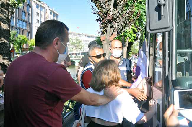 Eskişehir'de Adalar Porsuk Mevkii'nde yapılmak istenen Eskişehir 1. Onur Yürüyüşü'ne polis izin vermedi. Biri avukat 20 kişi gözaltına alındı.  Haber ve fotoğraflar: MELTEM KARAKAŞ KAYA