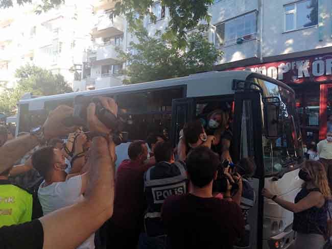 Eskişehir'de Adalar Porsuk Mevkii'nde yapılmak istenen Eskişehir 1. Onur Yürüyüşü'ne polis izin vermedi. Biri avukat 20 kişi gözaltına alındı.  Haber ve fotoğraflar: MELTEM KARAKAŞ KAYA