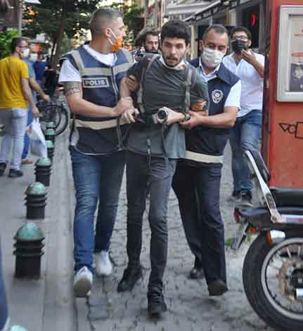 Eskişehir'de Adalar Porsuk Mevkii'nde yapılmak istenen Eskişehir 1. Onur Yürüyüşü'ne polis izin vermedi. Biri avukat 20 kişi gözaltına alındı.  Haber ve fotoğraflar: MELTEM KARAKAŞ KAYA