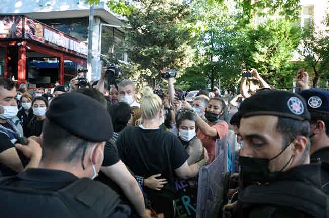 Eskişehir'de Adalar Porsuk Mevkii'nde yapılmak istenen Eskişehir 1. Onur Yürüyüşü'ne polis izin vermedi. Biri avukat 20 kişi gözaltına alındı.  Haber ve fotoğraflar: MELTEM KARAKAŞ KAYA