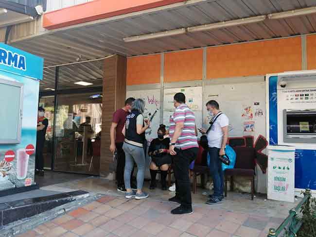 Eskişehir'de Adalar Porsuk Mevkii'nde yapılmak istenen Eskişehir 1. Onur Yürüyüşü'ne polis izin vermedi. Biri avukat 20 kişi gözaltına alındı.  Haber ve fotoğraflar: MELTEM KARAKAŞ KAYA