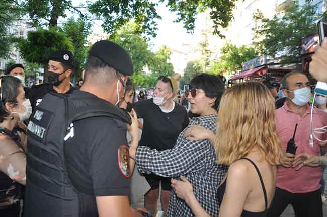 Bir süre olayın yatışmasının ardından yürümek isteyen gruba polis müdahale etti.