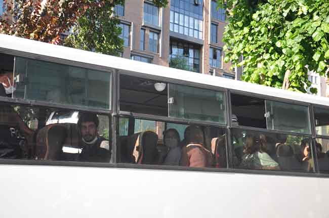  Gözaltına alınanlar Eskişehir Emniyet Müdürlüğü'ne götürüldü.