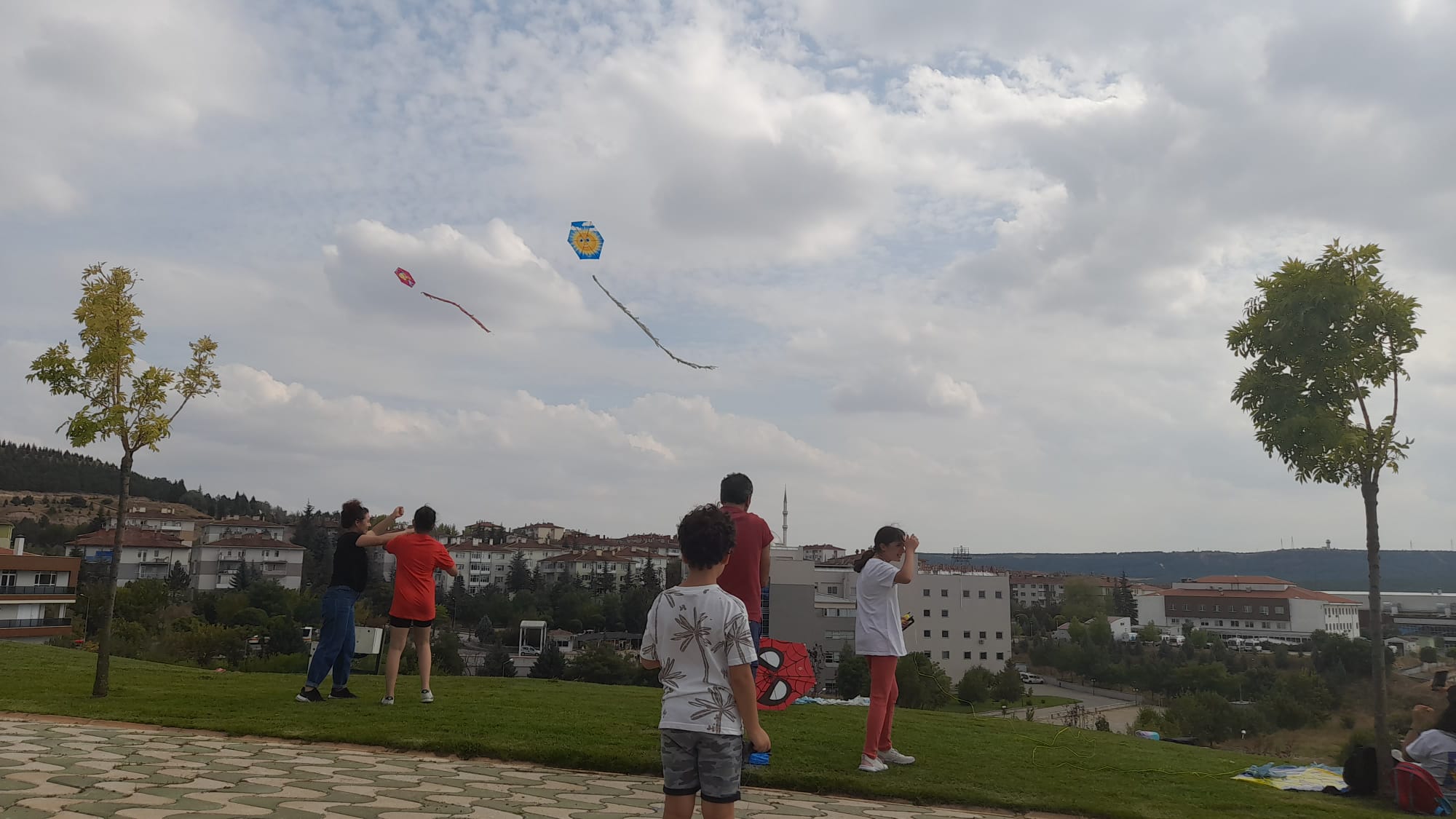 Büyükşehir Belediyesi Yenikent Parkı’nda Uçurtma Şenliği ve Rekreatif Oyunları  coşkusu yaşandı. Uçurtma Şenliği, renkli görüntülere sahne olurken, Eskişehirlilerin  büyük ilgi gösterdiği etkinlik, keyifli bir atmosferde gerçekleşti.

